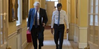 Boris Johnson’dan halefi Rishi Sunak’a ikaz